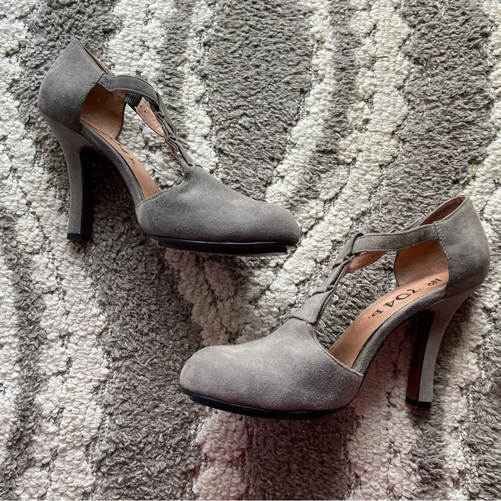 Anthropologie NO 704B Gray suede Emma round toe heels size 38